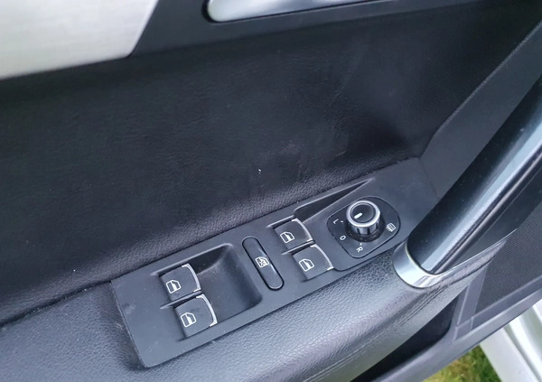Volkswagen Passat cena 26600 przebieg: 220000, rok produkcji 2012 z Gliwice małe 211
